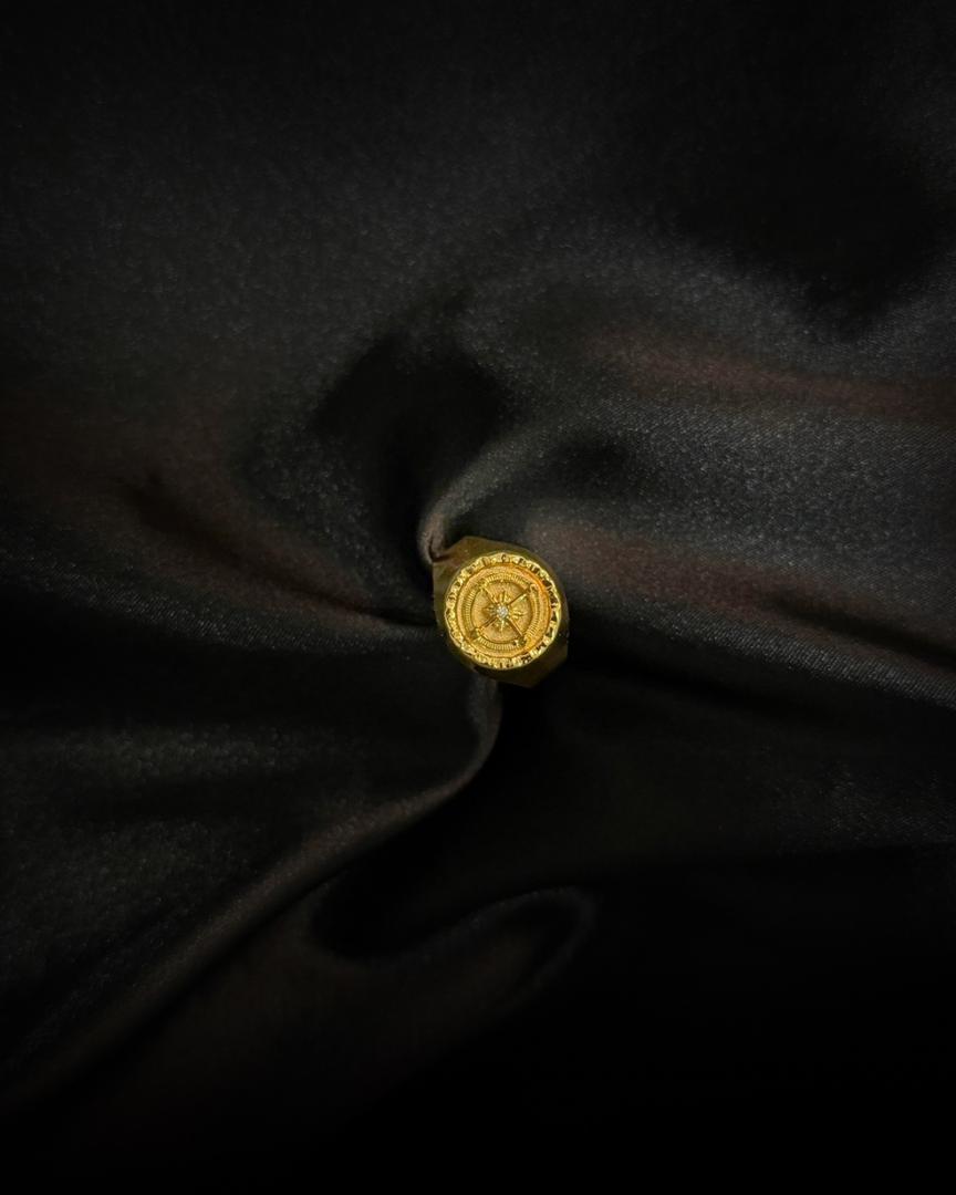 Anillo Con Brújula en Oro 18k