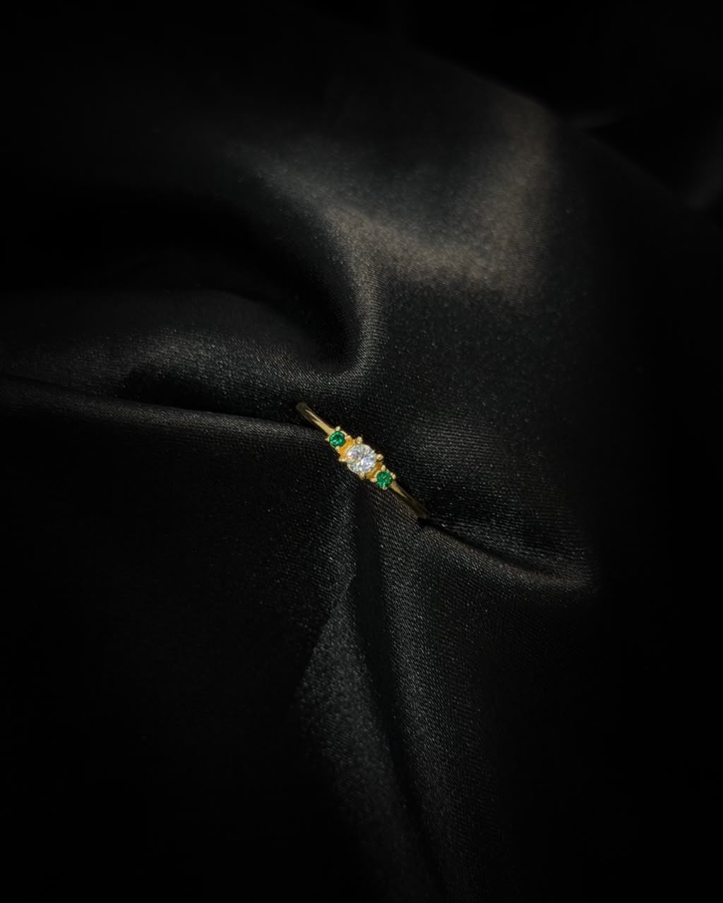 Anillo De Compromiso Con Circones Verdes en Oro