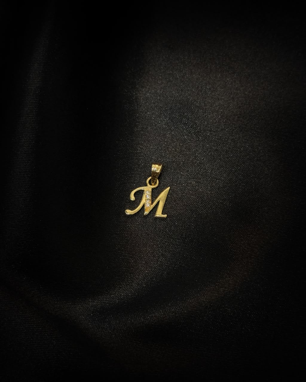 Dije Inicial M en Oro