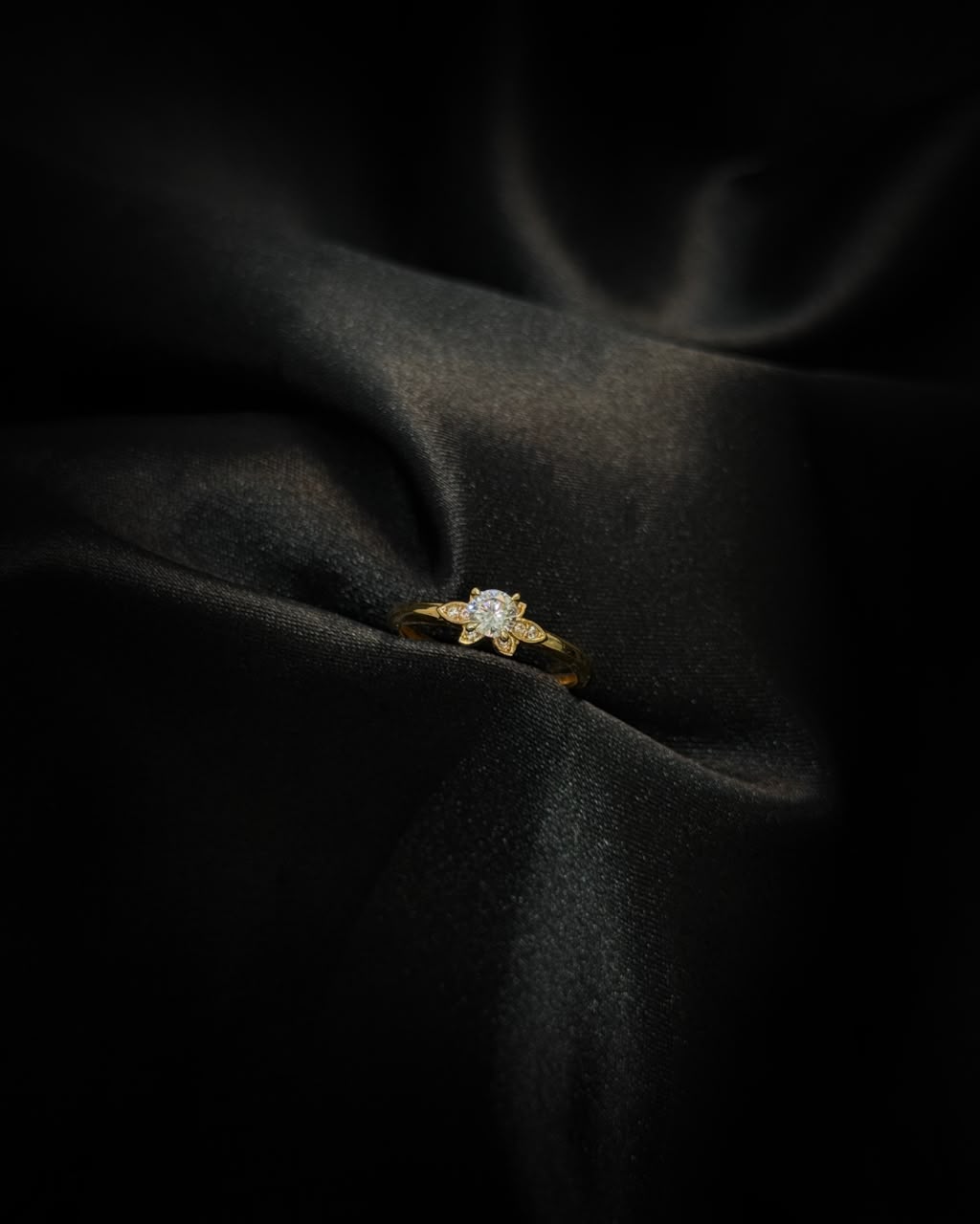 Anillo De Compromiso Tipo Flor en Oro