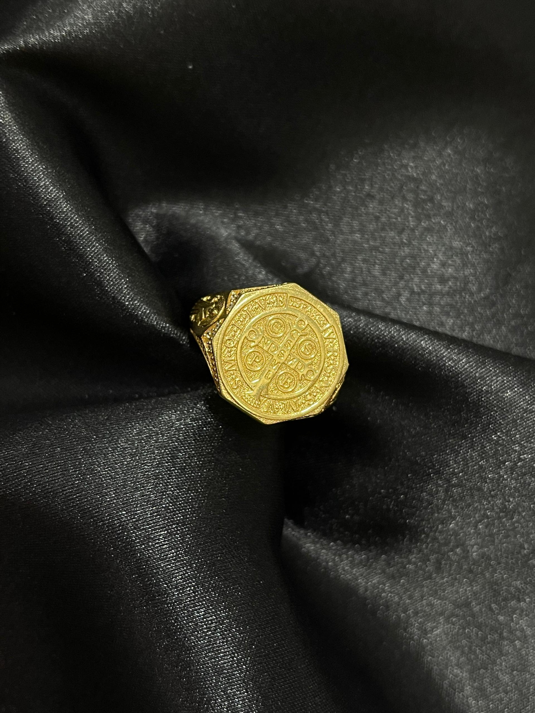 Anillo Con Cruz De San Benito en Oro 18k